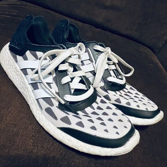 Excellent Pure Boost White Black Geometric Womens 9 US 41 1/3 EUR - Picture 1 of 6